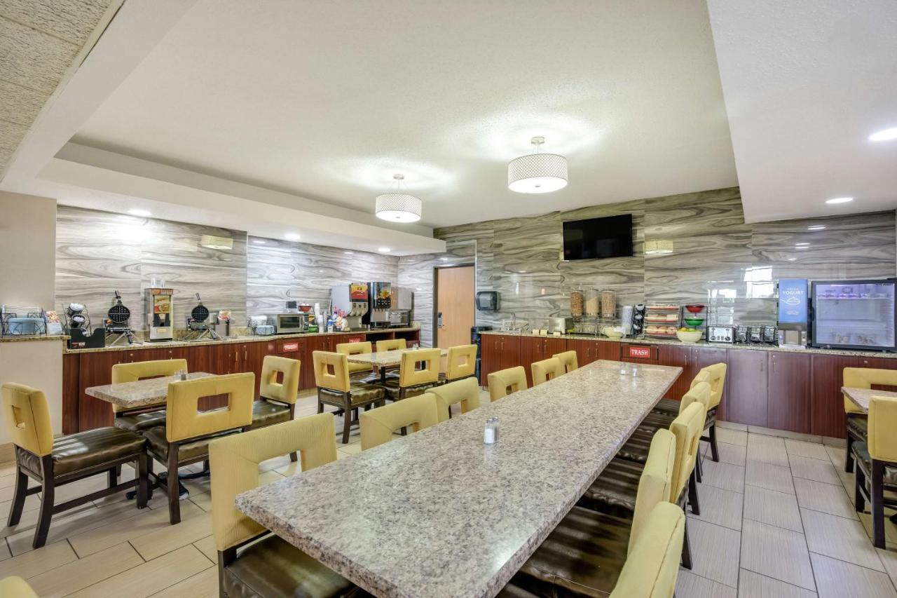 Best Western Waukesha Grand Pewaukee Exterior photo