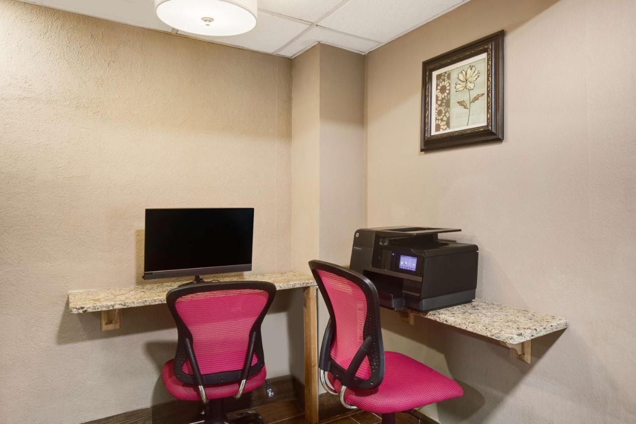 Best Western Waukesha Grand Pewaukee Exterior photo