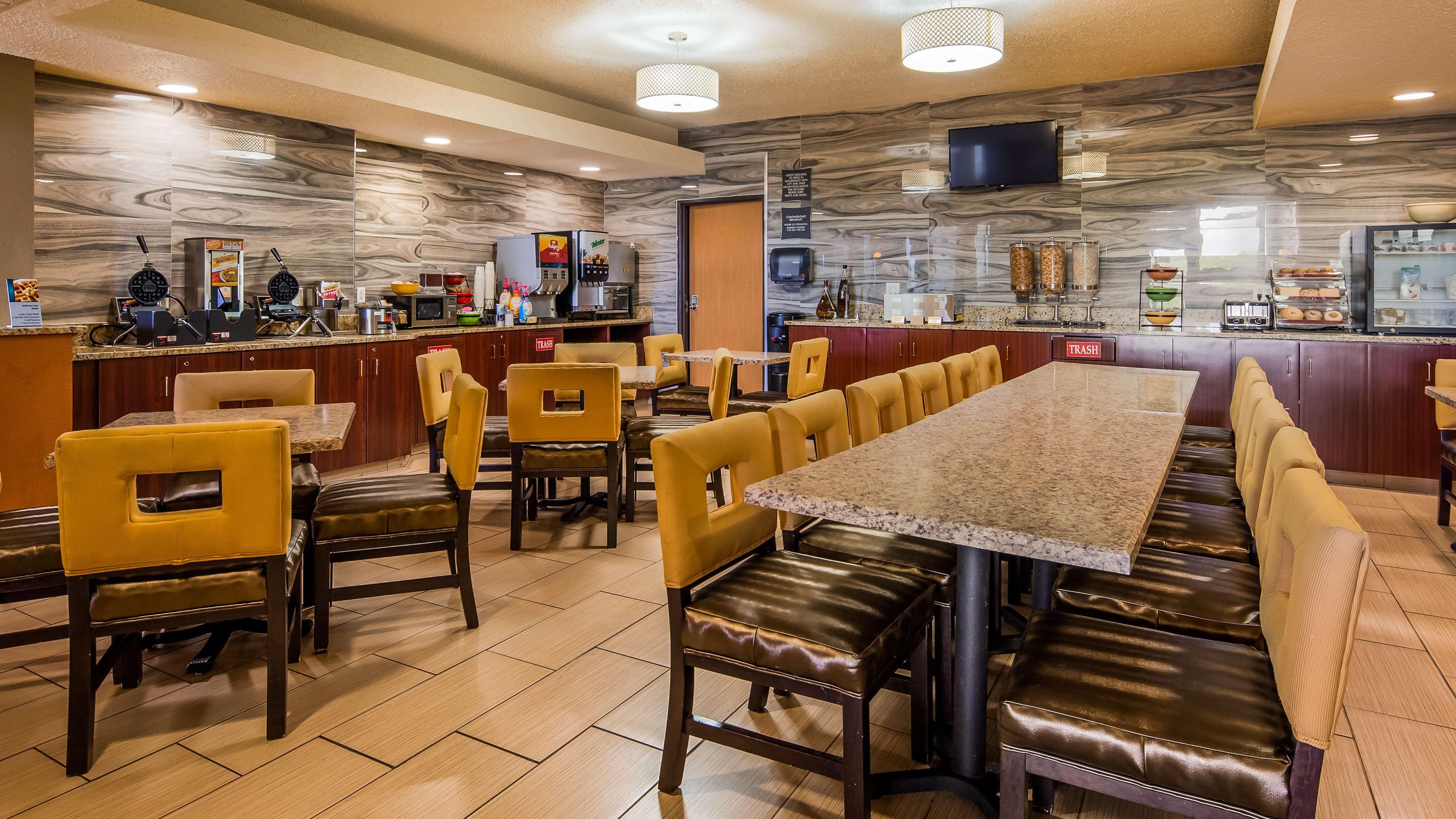 Best Western Waukesha Grand Pewaukee Exterior photo