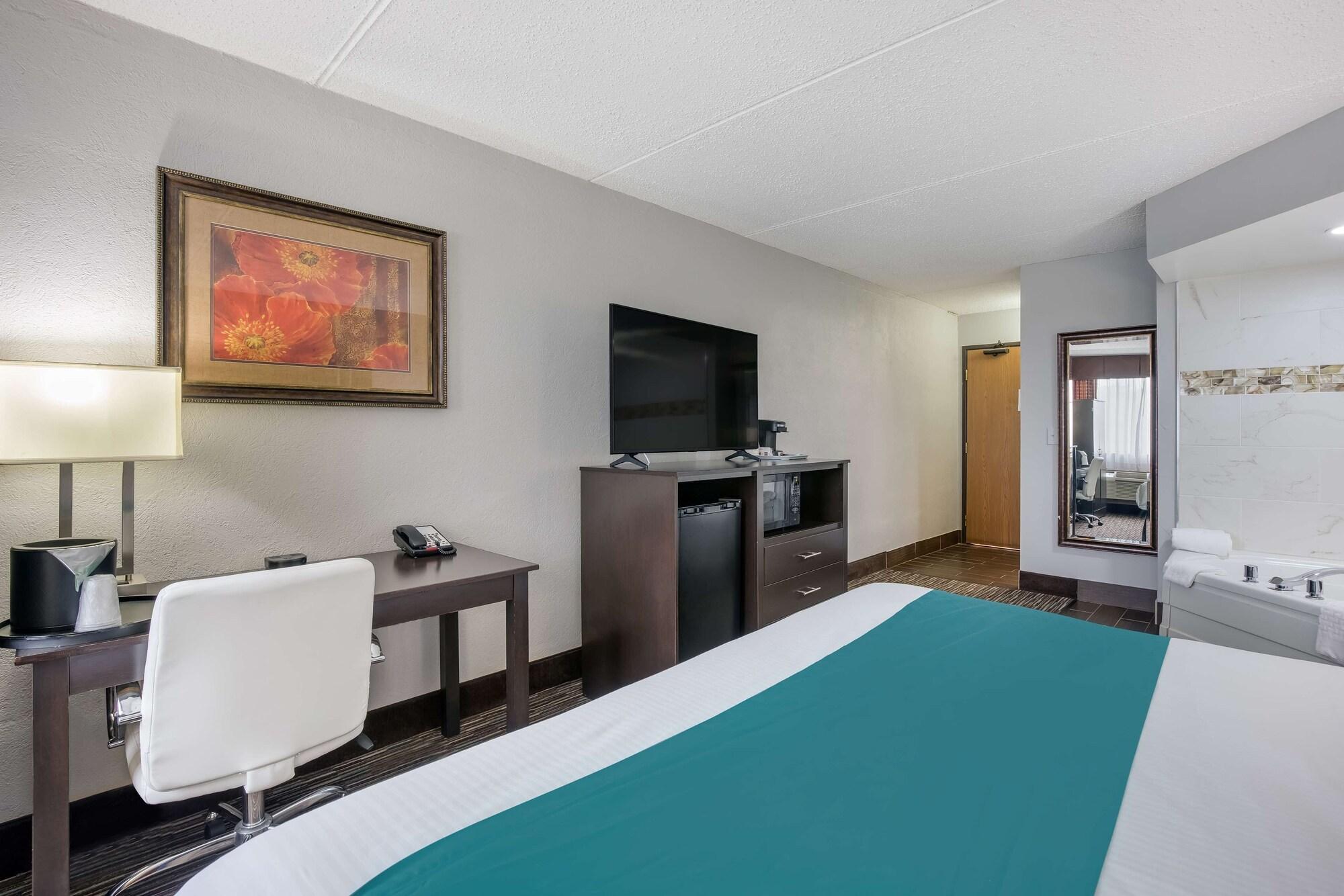 Best Western Waukesha Grand Pewaukee Exterior photo